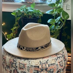 Hat with leather leopard tie